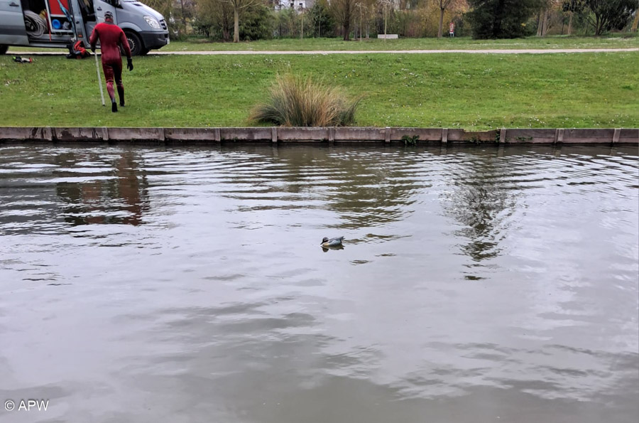 Wambrechies.- pose du canard témoin pour l'éolienne